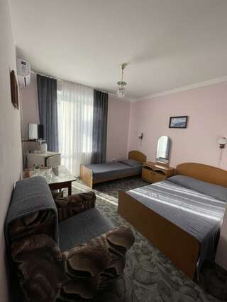 Гостевой дом Дуэт Анапа Номер стандарт с 3 односпальными кроватями-9