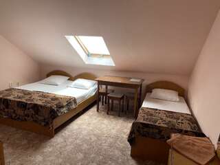 Гостевой дом Дуэт Анапа 3-местный номер эконом (мансарда)-1