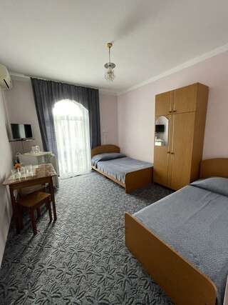 Гостевой дом Дуэт Анапа Номер стандарт с 3 односпальными кроватями-1